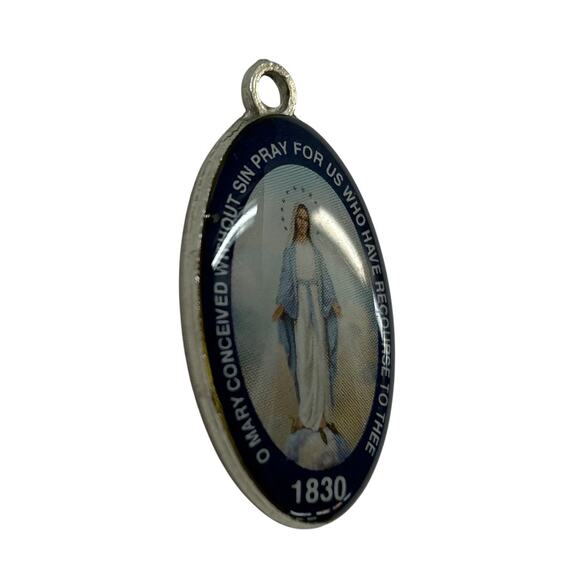 Vintage Blessed Mother Religious Medal Charm Resin 1" - Picture 3 of 4